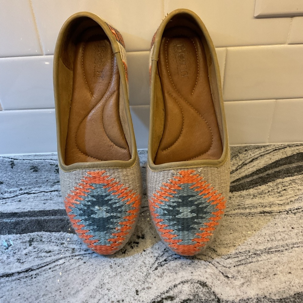 Born colorful flats. Size 8.5